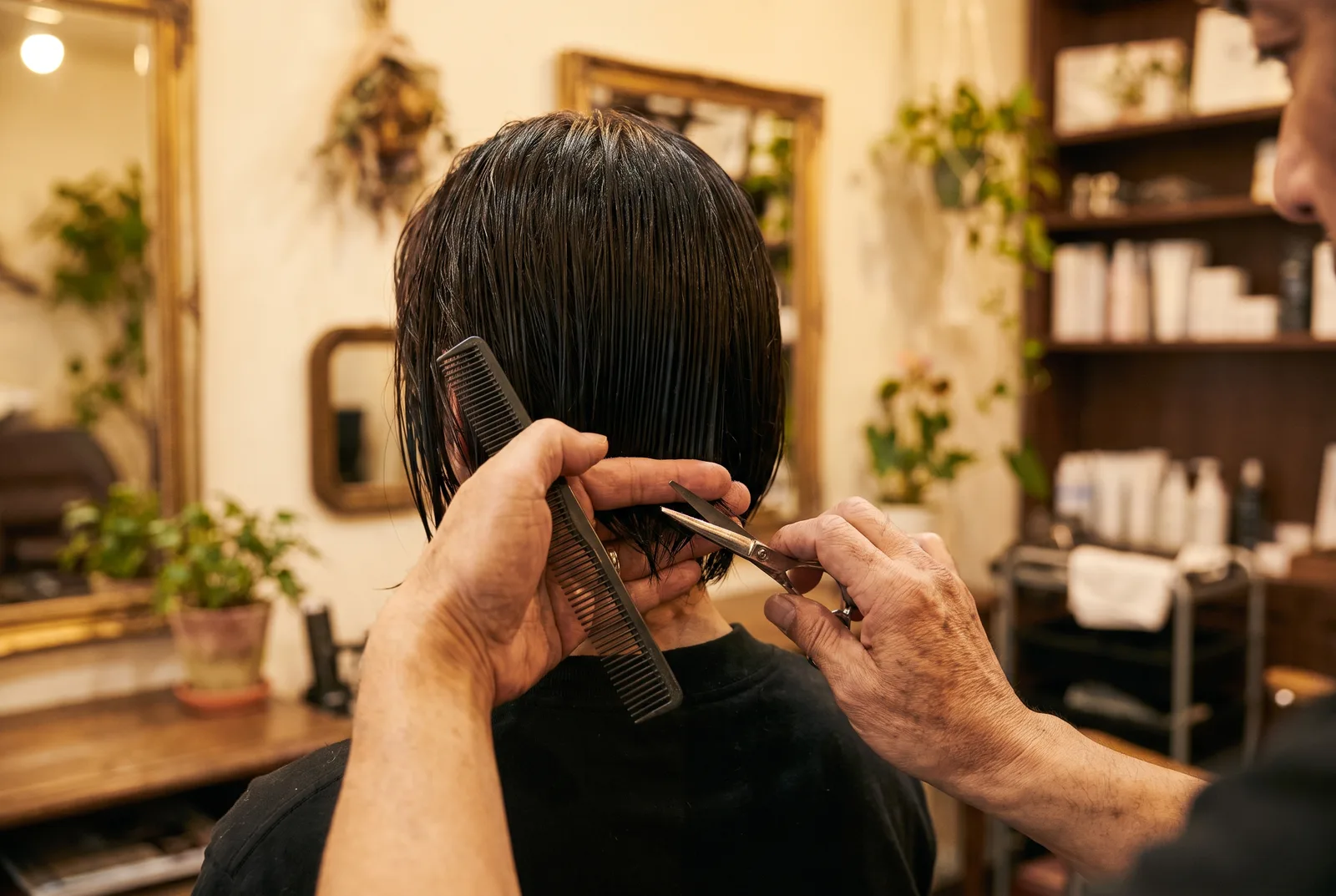 Kapper aan het knippen, het vakwerk dat groot op je kapsalon website komt te staan