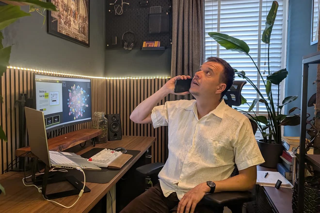 Roy van Vizibly aan de telefoon met een klant