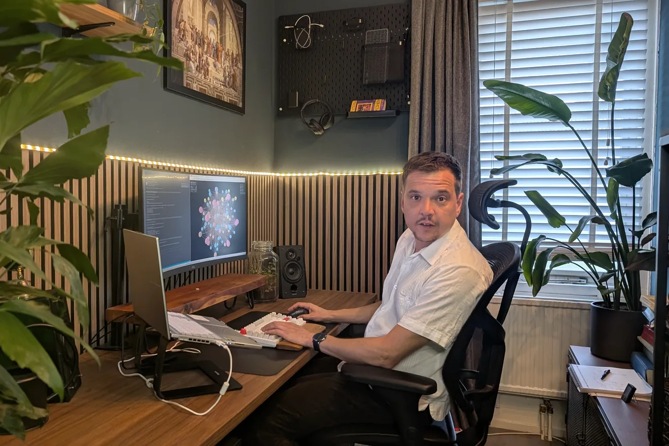Roy van Vizibly aan het werk aan een website