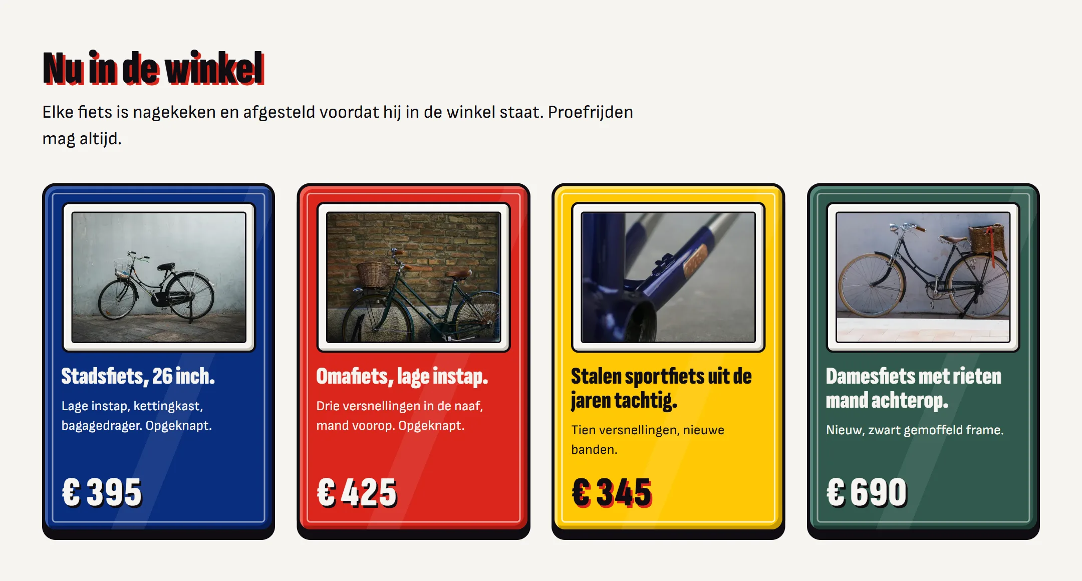 Vier fietsen te koop, elk op een emaille bord in blauw, rood, geel en groen
