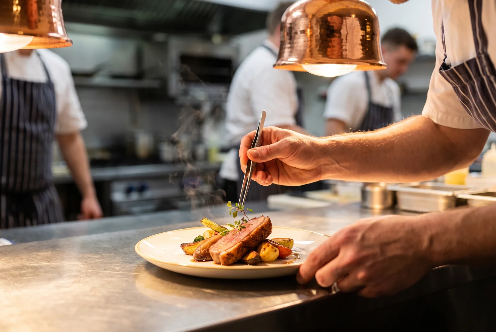In een restaurantkeuken worden borden met zorg opgemaakt