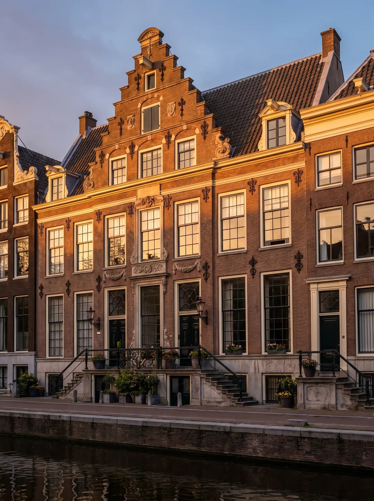 Statig herenhuis met trapgevel in warm avondlicht