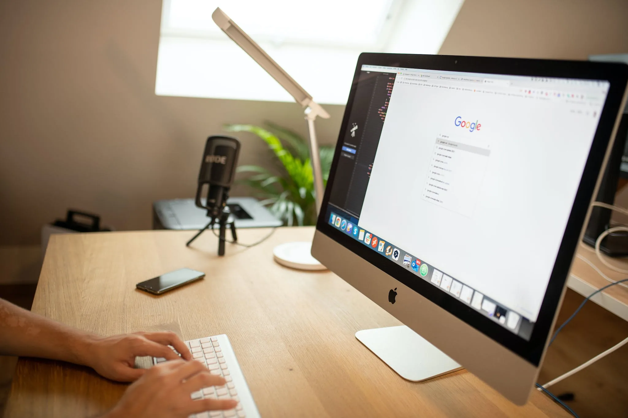 Iemand doet onderzoek en outreach op een computer met Google geopend